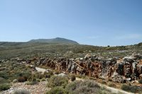 Le village de Souda en Crète. Le mont Drapanokefala vu depuis le cap Drapano. Cliquer pour agrandir l'image.