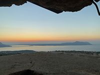 Le village de Souda en Crète. La rade de Souda vue depuis une casemate allemande à Kokkino Chorio (auteur Benoît Prieur). Cliquer pour agrandir l'image.