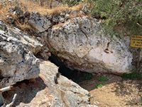 Le village de Vamos en Crète. L'entrée de la grotte Pitsa à Kokkino Chorio (auteur Benoît Prieur). Cliquer pour agrandir l'image.