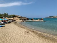 Le village de Vamos en Crète. La plage d'Almyrida et l'îlot de Karga (auteur Benoît Prieur). Cliquer pour agrandir l'image.