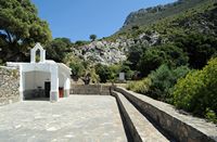 Le village de Vamos en Crète. La chapelle Saint-Georges près de la casemate allemande de Kokkino Chorio. Cliquer pour agrandir l'image.