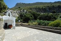 Le village de Vamos en Crète. La chapelle Saint-Georges près de la casemate allemande de Kokkino Chorio. Cliquer pour agrandir l'image.