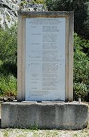 Le village de Vamos en Crète. Le mémorial aux victimes de la casemate allemande à Kokkino Chorio. Cliquer pour agrandir l'image.