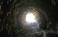 Le village de Vamos en Crète. Le tunnel d'accès à la casemate allemande à Kokkino Chorio. Cliquer pour agrandir l'image.