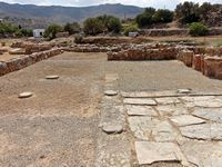 Le village de Zakros en Crète. La salle des cérémonies et le puits de lumière du palais de Zakros (auteur Olaf Tausch). Cliquer pour agrandir l'image.