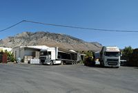 Le village de Zaros en Crète. Usine d'embouteillage de l'eau de source de Zaros. Cliquer pour agrandir l'image.