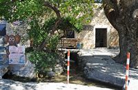 Le village de Zaros en Crète. Le vieux moulin. Cliquer pour agrandir l'image.
