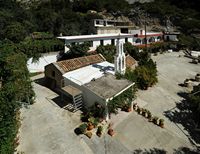 Le village de Zaros en Crète. Le monastère Saint-Nicolas. Cliquer pour agrandir l'image.