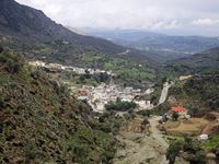 Le village de Zaros en Crète. Le village de Vorizia vu depuis la sortie des gorges (auteur C. Messier). Cliquer pour agrandir l'image.