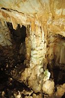 Le village de Zoniana en Crète. La grotte de Sfentoni. Cliquer pour agrandir l'image.
