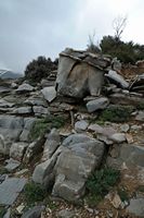 Le village de Zoniana en Crète. Roches stratifiées au pied du mont Ida sur la route de Zoniana au Nida. Cliquer pour agrandir l'image.
