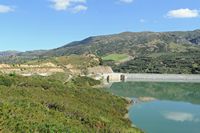 La ville d’Agia Fotini en Crète. Le barrage des Rivières près d'Amari. Cliquer pour agrandir l'image.