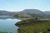 La ville d’Agia Fotini en Crète. Le lac-réservoir des Rivières près d'Amari. Cliquer pour agrandir l'image.