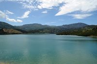 La ville d’Agia Fotini en Crète. Le débouché des gorges de Patsos dans le lac de barrage des Rivières près d'Amari. Cliquer pour agrandir l'image.
