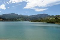 La ville d’Agia Fotini en Crète. Le débouché des gorges de Patsos dans le lac de barrage des Rivières près d'Amari. Cliquer pour agrandir l'image.