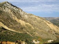 La ville d’Agia Fotini en Crète. Formation de Pantanassa (auteur Géoparc du Psiloritis). Cliquer pour agrandir l'image.