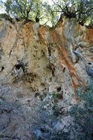 La ville d’Agia Fotini en Crète. Roches sédimentaires au début des gorges de Patsos. Cliquer pour agrandir l'image.
