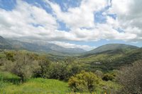 La ville d’Agia Fotini en Crète. Le nord de la vallée d'Amari et le mont Samitos. Cliquer pour agrandir l'image.