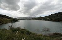 La ville d’Agia Fotini en Crète. Le lac d'Amari vu depuis l'est. Cliquer pour agrandir l'image.