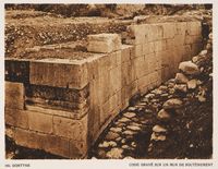 Le site archéologique de Gortyne en Crète. Photographie du code de Gortyne (auteur Frédéric Boissonnas, 1919,. Cliquer pour agrandir l'image.