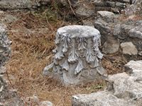 Le site archéologique de Gortyne en Crète. Chapiteau de colonne de la basilique de Mitropoli (auteur C. Messier). Cliquer pour agrandir l'image.