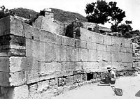 Le site archéologique de Gortyne en Crète. Federico Halbherr étudiant le code de Gortyne vers 1884. Cliquer pour agrandir l'image.