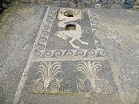 La ville d'Agioi Déka en Crète. Mosaïque du sanctuaire d'Asclépios de l'antique Lébéna à Lendas (auteur Olaf Tausch). Cliquer pour agrandir l'image.