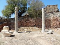 La ville d'Agioi Déka en Crète. Colonnes de la stoa du sanctuaire d'Asclépios de l'antique Lébéna à Lendas (auteur Olaf Tausch). Cliquer pour agrandir l'image.