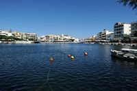 La ville d’Agios Nikolaos en Crète. Le lac Voulisméni. Cliquer pour agrandir l'image.