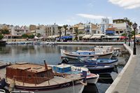 La ville d’Agios Nikolaos en Crète. Le Vieux-Port (auteur Marc Ryckaert). Cliquer pour agrandir l'image.