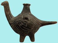 La ville d’Agios Nikolaos en Crète. Rhyton en forme d'oiseau au Musée archéologique (auteur Zde). Cliquer pour agrandir l'image.