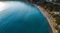 La ville d’Agios Nikolaos en Crète. La plage de Voulisma à Istro (auteur Office de Tourisme). Cliquer pour agrandir l'image.