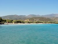 La ville d’Agios Nikolaos en Crète. La plage de Saint-Panteleimon à Istro (auteur Olaf Tausch). Cliquer pour agrandir l'image.