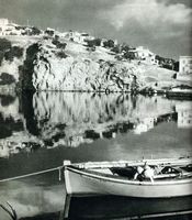 La ville d’Agios Nikolaos en Crète. Le lac de Voulismeni en 1950 (auteur Claude Dervenn). Cliquer pour agrandir l'image.