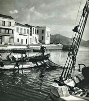 La ville d’Agios Nikolaos en Crète. Le vieux-port en 1950 (auteur Claude Dervenn). Cliquer pour agrandir l'image.