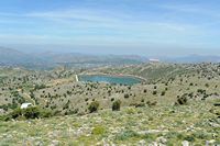 La ville d’Anogia en Crète. Réservoir d'eau vu depuis Mygias. Cliquer pour agrandir l'image.