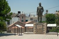 La ville d’Anogia en Crète. Monuments aux morts (auteur Zde). Cliquer pour agrandir l'image.