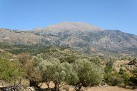 La ville d’Anogia en Crète. Les monts Ida et Agathias vus depuis Monastiraki dans la vallée d'Amari (auteur Uoaei1). Cliquer pour agrandir l'image.