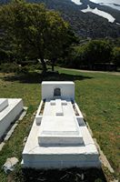 La ville d’Anogia en Crète. Tombe de Michaïl Vrentzos près de la grotte de l'Ida. Cliquer pour agrandir l'image.