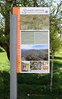 La ville d’Anogia en Crète. Panneau d'information du site archéologique de Zominthos. Cliquer pour agrandir l'image.