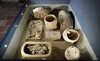 La ville d’Archanès en Crète. Ossements de la nécropole de Fourni au musée archéologique. Cliquer pour agrandir l'image.