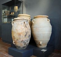 La ville d’Archanès en Crète. Pithoi d'Anemospilia au musée archéologique. Cliquer pour agrandir l'image.