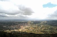 La ville d’Archanès en Crète. Archanes vue depuis le mont Giouchtas. Cliquer pour agrandir l'image.