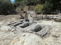 La ville d’Archanès en Crète. Tombes à fosse mycéniennes de la nécropole de Fourni (auteur Olaf Tausch). Cliquer pour agrandir l'image.