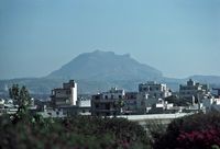 La ville d’Archanès en Crète. Le profil du mont Giouchtas vu depuis l'ouest d'Héraklion (auteur Handydad). Cliquer pour agrandir l'image.