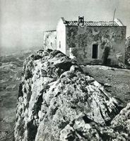 La ville d’Archanès en Crète. L'église Afentis Christos sur le mont Giouchtas vers 1950 (auteur Claude Dervenn). Cliquer pour agrandir l'image.