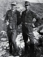 La ville d’Archanès en Crète. William Moss et Patrick Fermor en uniformes allemands. Cliquer pour agrandir l'image.