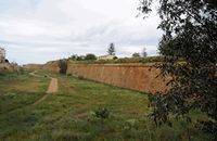 Le port et les fortifications de La Canée en Crète. Le fossé de l'ouest vu du sud-ouest. Cliquer pour agrandir l'image.