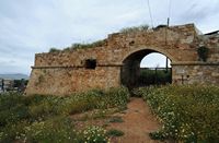 Le port et les fortifications de La Canée en Crète. Le cavalier de San Nicolo. Cliquer pour agrandir l'image.
