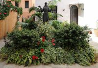 La vieille ville de La Canée en Crète. Statue de saint François de vant la cathédrale cathotique. Cliquer pour agrandir l'image.